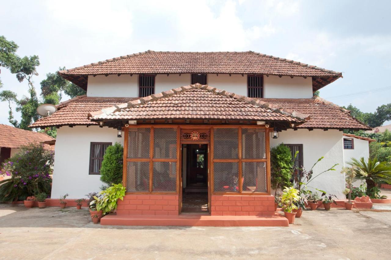 Sardar Bahadur'S Heritage Bungalow Estate Stay Napoklu 外观 照片